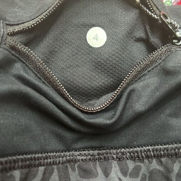 Lululemon Run Times Short *4-way Stretch
Petal Camo Printed Black Deep Coal Sz 4 - Picture 8 of 8